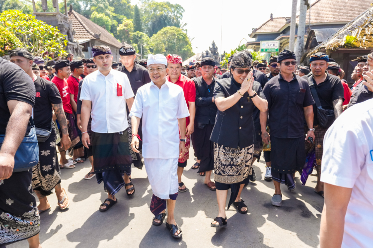Antusias ribuan warga Bangli menyambut Paslon Gubernur Bali nomor 2 Wayan Koster dan Nyoman Giri Prasta (Koster-Giri) saat kampanye terbuka tahap I, Minggu (13/10).