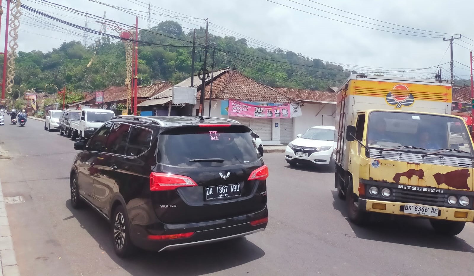 Suasana arus&nbsp;lalu lintas di simpang tiga Gunaksa, Kelurahan Cempaga, Bangli tanpa&nbsp;traffic&nbsp;light (TL), Selasa (15/10/2024).