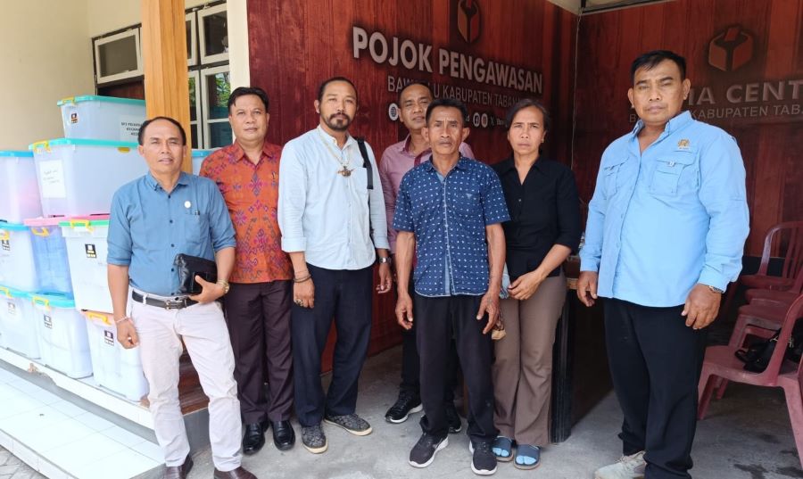 Tim Lagas mendampingi Nengah Heri Putra ketika melakukan klarifikasi di kantor Bawaslu Kabupaten Tabanan.