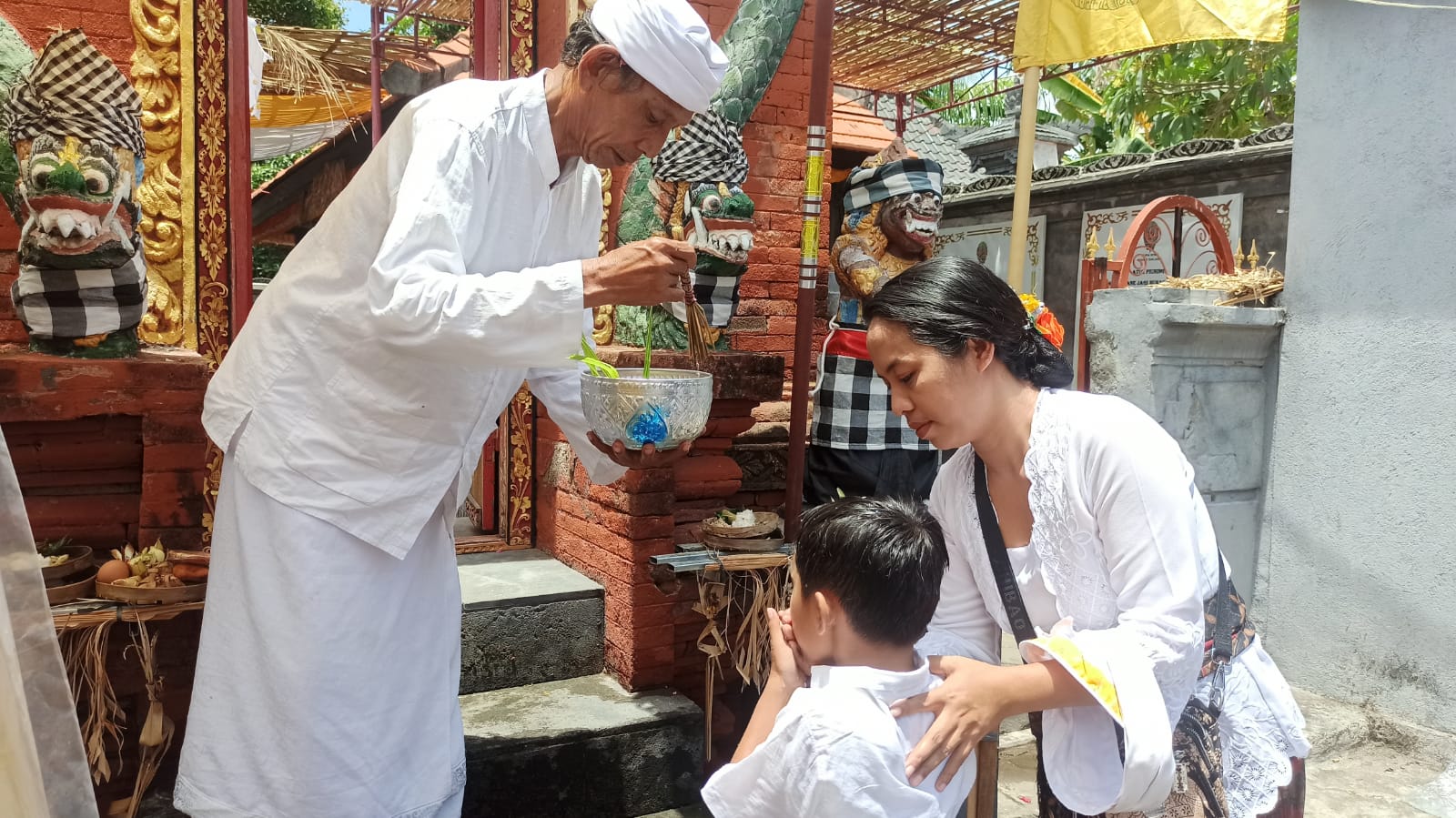 melaksanakan ritual yadnya wajib memperhatikan ala ayuning dewasa