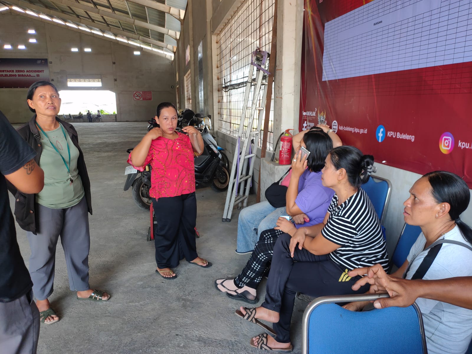 Para ibu relawan pelipat surat suara dalam tahapan Pilkada 2024 di Buleleng