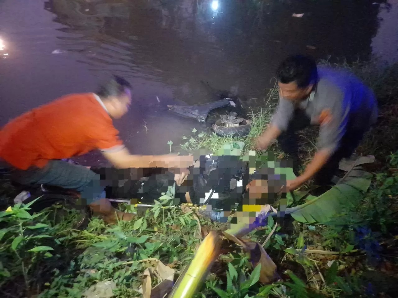 NAHAS: Petugas sedang mengevakuasi korban kecelakaan di Prambon, Senin (14/10). (IST)