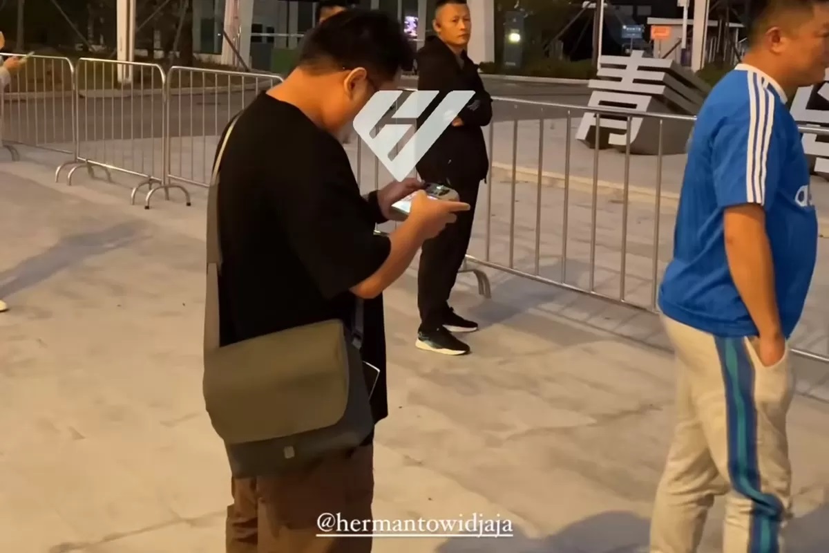 Tangkapan layar akun Instagram @.hermantowidjaja yang menangkap basah warga lokal Tiongkok pantau latihan Timnas Indonesia.