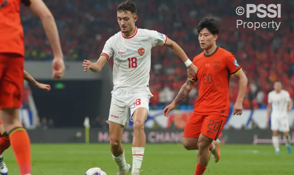 Xie Wenneng (nomor 20) saat mengawal pergerakan gelandang Timnas Indonesia, Ivar Jenner di Stadion Qingdao, Selasa 15 Oktober 2024