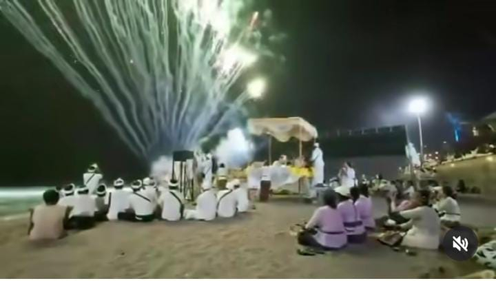 Viral video pesta kembang api bersamaan dengan upacara Mendak di Pantai Berawa