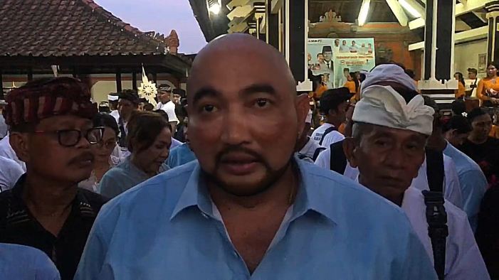Calon gubernur Bali nomor urut 1, I Made Muliawan Arya atau De Gadjah, saat simakrama di Banjar Gaduh, Desa Kaba Kaba, Kecamatan Kediri, pada Selasa (15/10) malam.