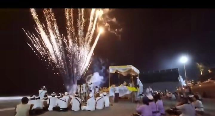 Viral video pesta kembang api bersamaan dengan upacara Mendak di Pantai Berawa