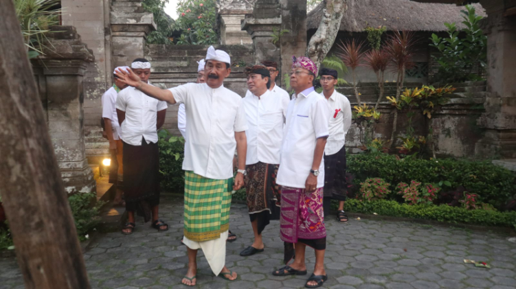 Cagub Bali Nomor 2 Wayan Koster yang berpasangan dengan Nyoman Giri Prasta (Koster-Giri), ketika berkunjung ke Puri Ageng Mengwi Selasa, (15/10).