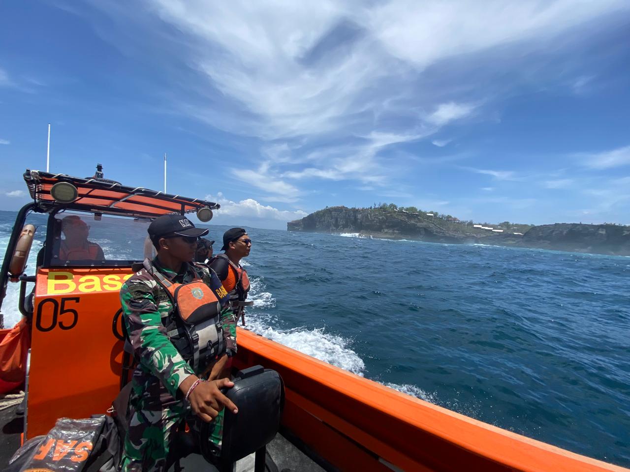 Proses pencarian WNA India yang terseret ombak di Angel Billabong.