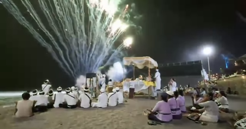 VIRAL: Sebuah video viral di media sosial memperlihatkan pesta kembang api yang berlangsung di Pantai Berawa, Canggu, Badung, di tengah pelaksanaan Upacara Mendak Dewata Dewati oleh umat Hindu