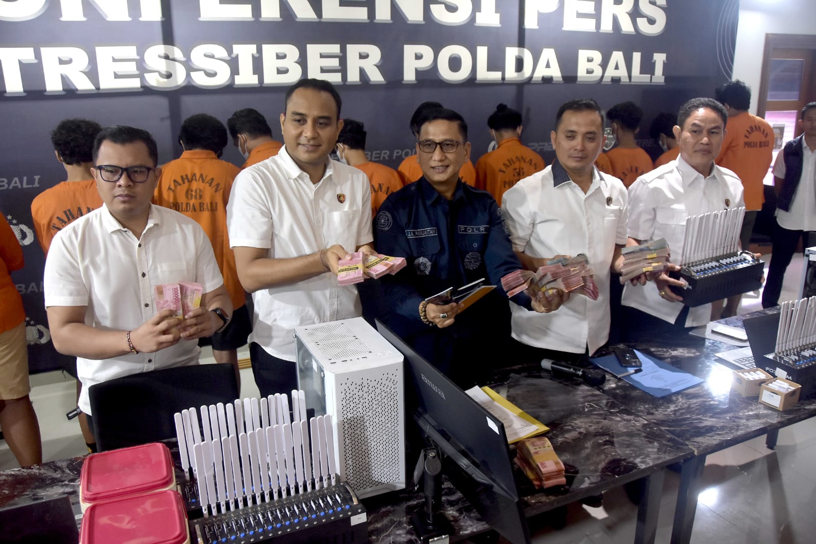 UNGKAP: Polisi ungkap belasan pemuda di Bali yang terlibat sindikat jual beli SIM Card registrasi ilegal menggunakan data diri orang lain.