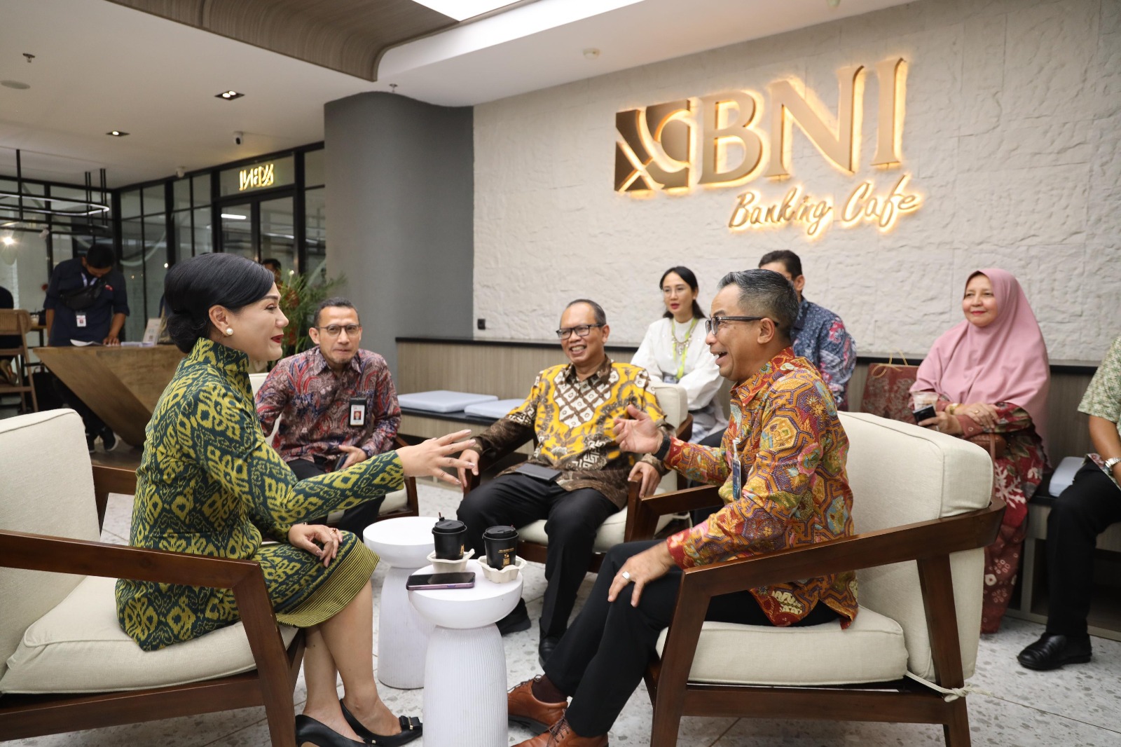 KOMISARIS: Anggota Dewan Komisioner OJK Bidang Edukasi dan Perlindungan Konsumen Friderica Widyasari Dewi berbincang dengan Direktur Network and Services BNI Ronny Venir.
