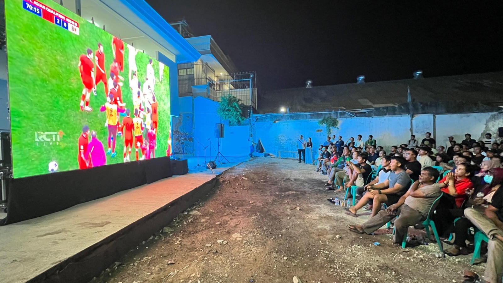 NOBAR: Nobar Timnas yang digelar pasangan calon (paslon) gubernur dan wakil gubernur Bali Made Muliawan Arya dan Putu Agus Suradnyana atau Mulia-PAS di Rumah Pemenangan Mulia-PAS di Renon, Denpasar.