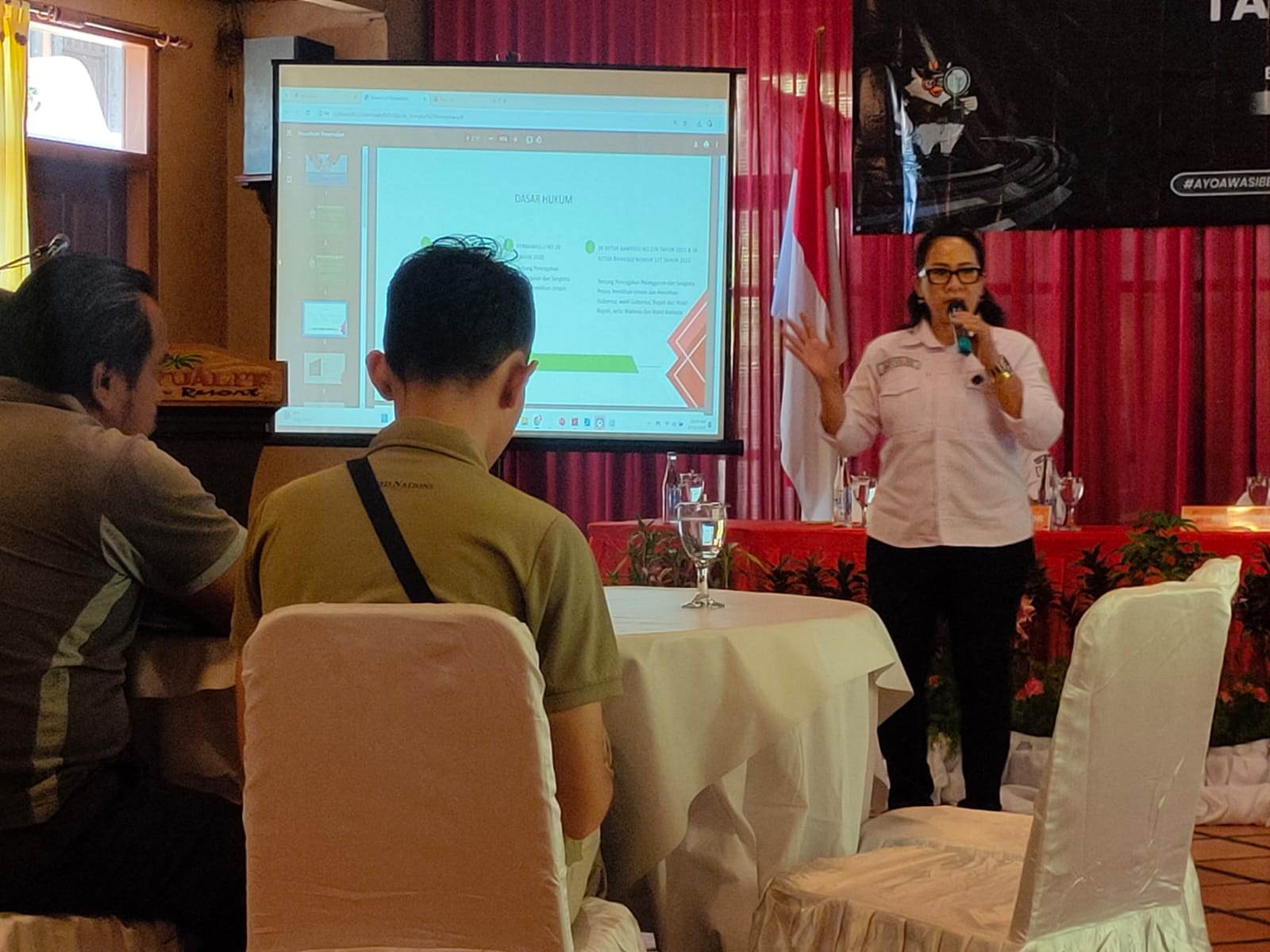 Anggota Bawaslu Bali, Ketut Aryani memberikan sosialisasi pengawasan pemilihan tahun 2024 oleh Bawaslu Buleleng.