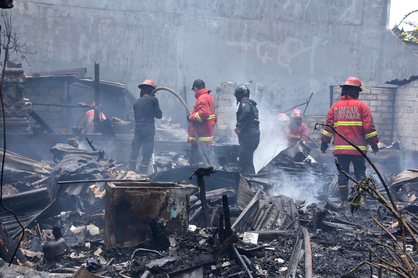 LUDES: Bangunan rumah dan tempat usaha milik tiga KK di Denpasar yang ludes terbakar.