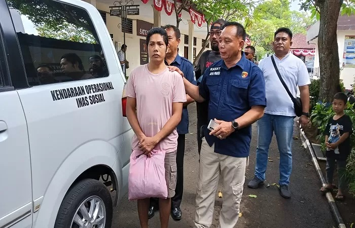 Agus Wanto saat akan diantar ke RSJ Bangli