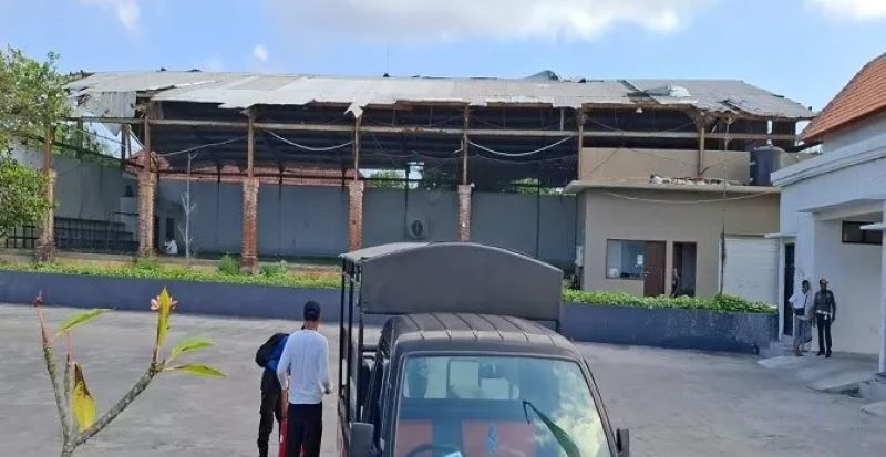 Kondisi bangunan gedung futsal di Desa Lembongan, Kecamatan Nusa Penida, Kabupaten Klungkung, Bali tampak tak terurus.