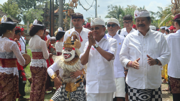 Gubernur Bali 2018-2023 Wayan Koster diundang menghadiri Karya Ngusaba Kelapa Caru Wraspati Kalpa di Desa Timpag, Kecamatan Kerambitan Tahanan, Rabu (16/10)