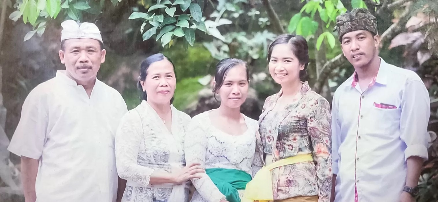 KELUARGA SEDERNAHA: Ni Luh Puspa (dua dari kanan) berfoto bersama keluarganya. (Repro: Eka Prasetya/RadarBuleleng.id)