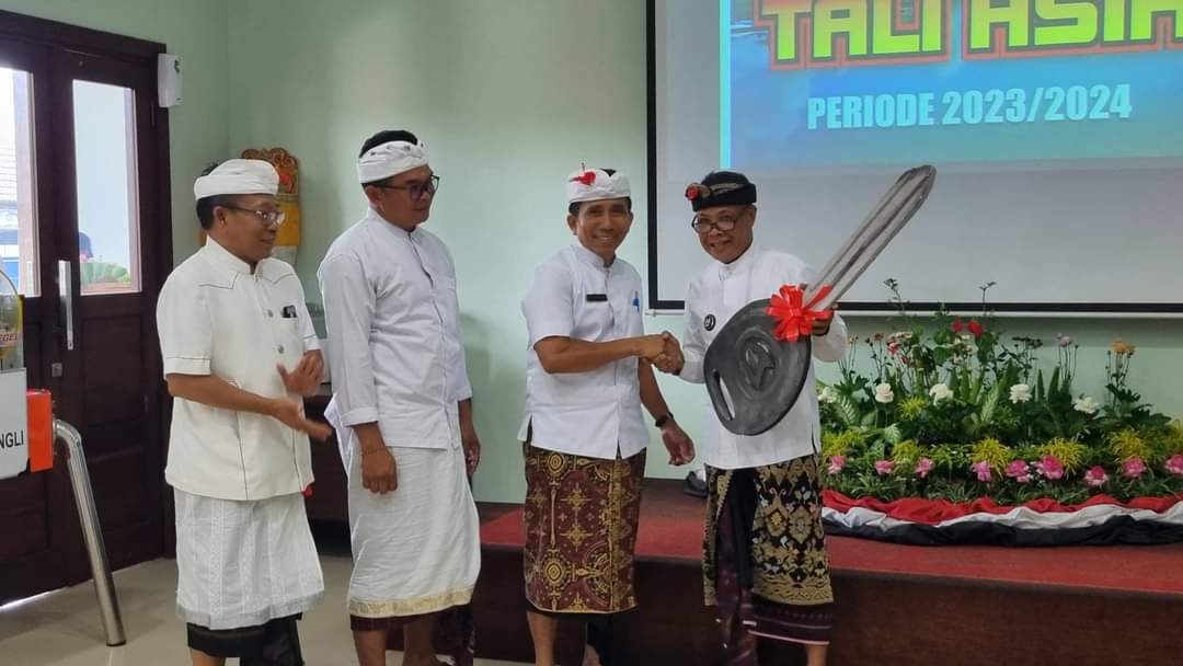 Pj Sekda Bangli I Made Ari Pulasari (tiga dari kiri) menyerahkan kunci untuk pemenang undian mobil yang diselenggarakan Bank Daerah Bangli, Kamis (17/10/2024).