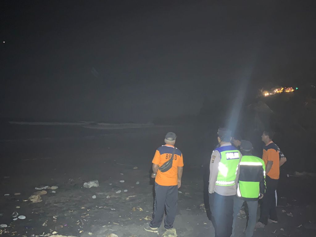 Proses pencarian terhadap korban Craig Stewart, 56, yang dinyatakan hilang pada hari Rabu lalu, masih terus dilakukan hingga Kamis (17/10) sore.
