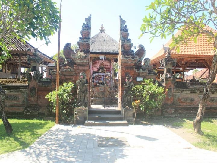 PURA: Pura Penataran Agung Penatih  di Desa Adat Penatih, Denpasar disungsung keturunan Arya Wang Bang Pinatih di Bali.