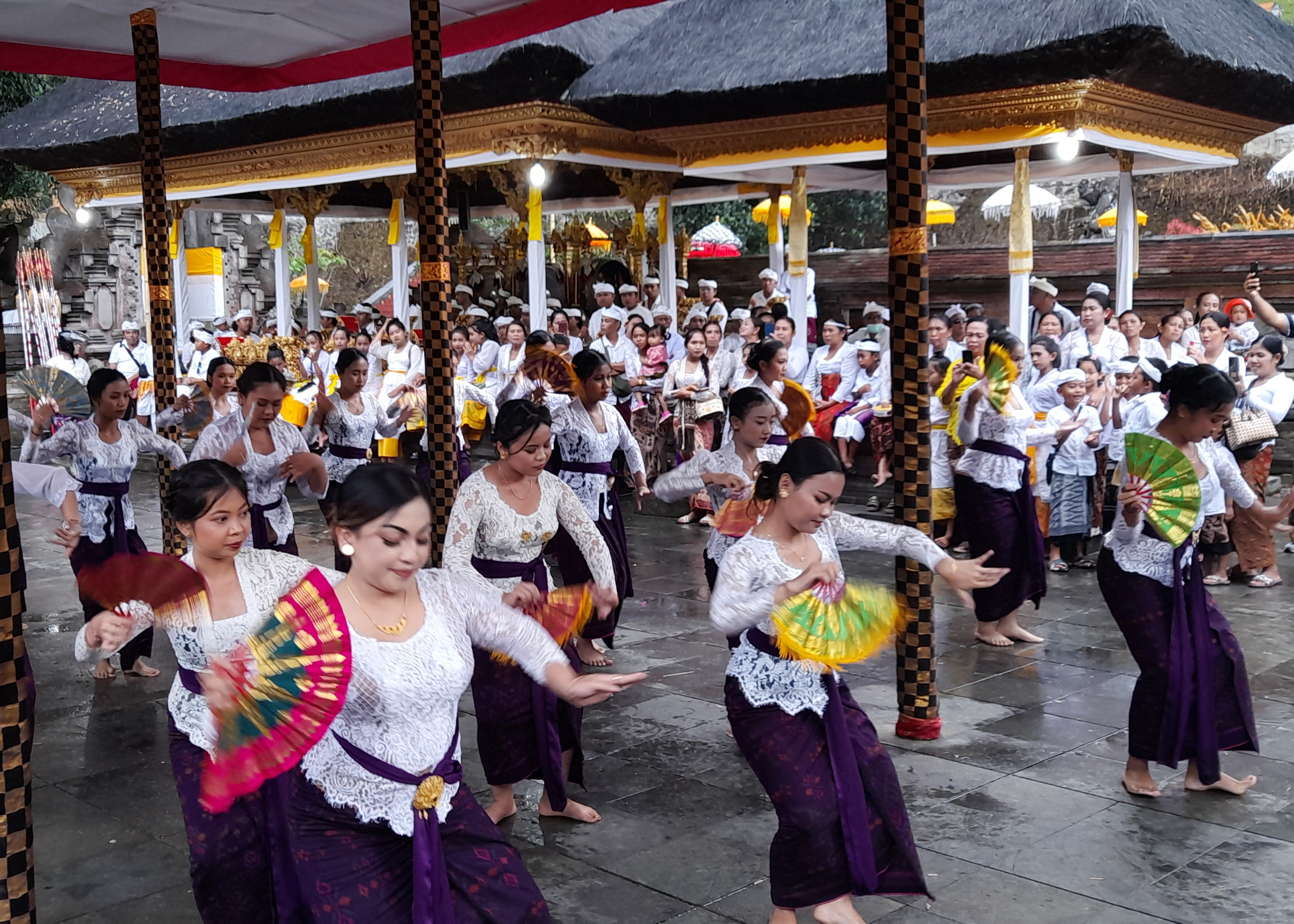 NGAYAH : Rejang Dedari, Seka Teruna Merkar Bhuana, Desa Adat Kedisan Kaja, Tegallalang saat ngayah di Pur Tirta Empul Tampaksiring, Sabtu( 19/10).