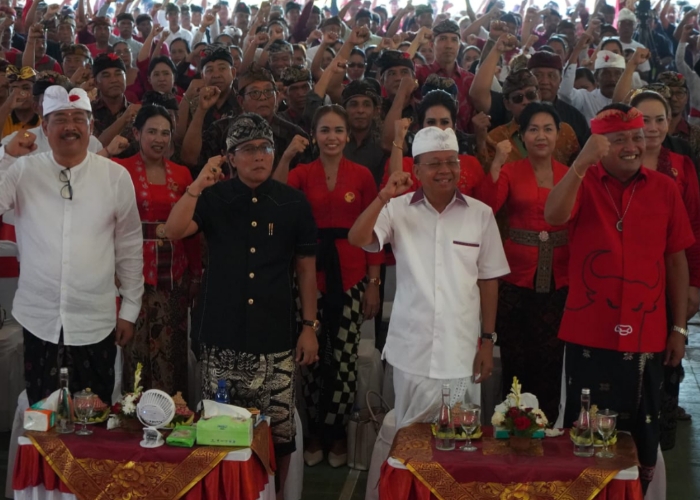 DEKLARASI: Pewakilan 15 elemen masyarakat dan asosiasi se Gianyar mewakili dua ribu warga Gianyar siap pilih dan menangkan Paslon Gubernur Bali Nomor 2 Koster-Giri dan Paslon Bupati Gianyar.