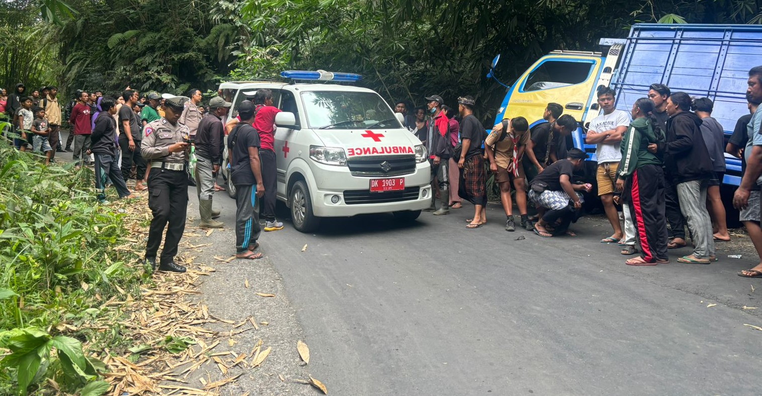 Warga ramai di lokasi kecelakaan yang merenggut nyawa pelajar SMP di Desa Landih, Kabupaten Bangli, Bali pada Jumat (18/10/2024).