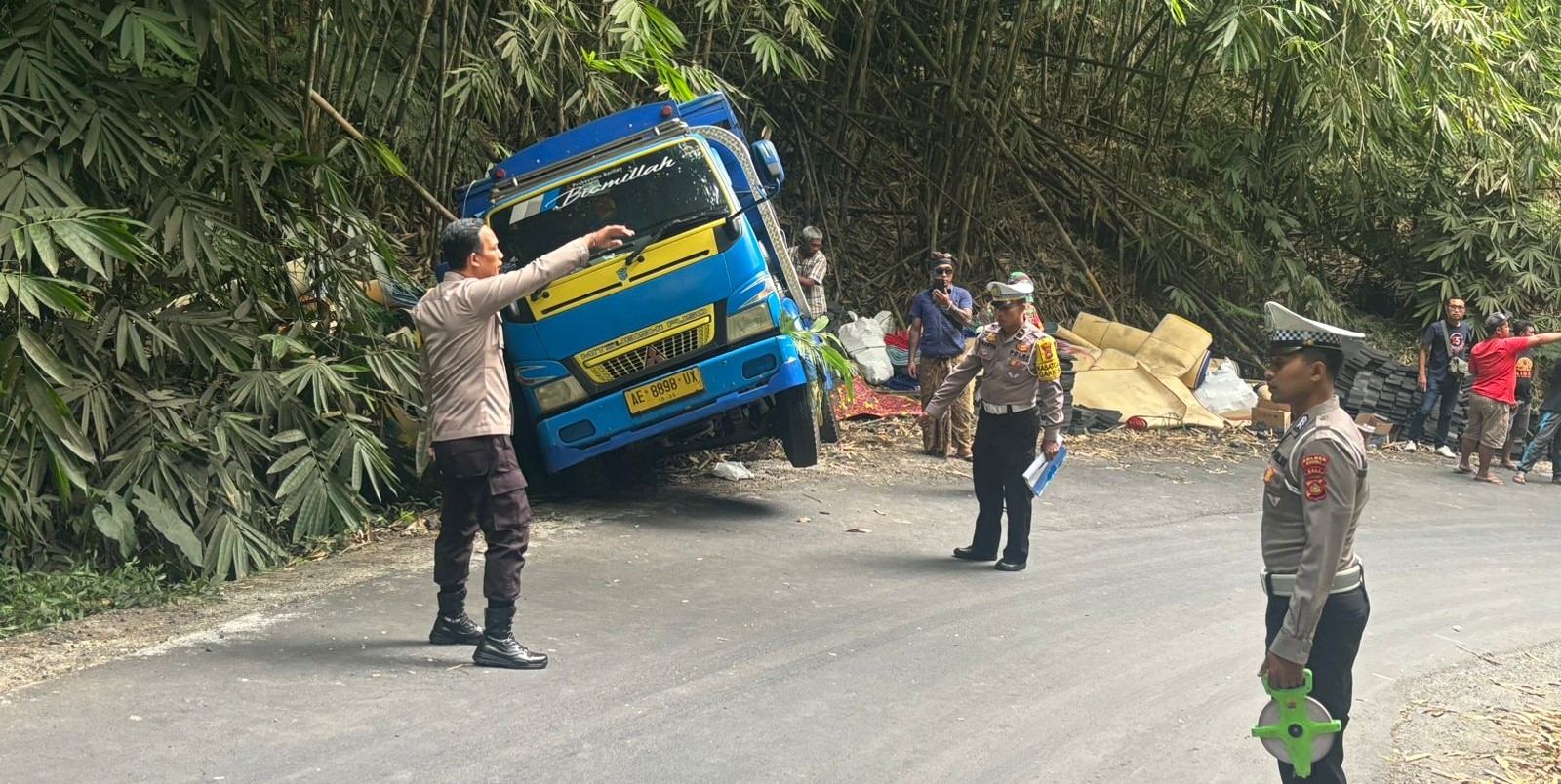 Polisi mendatangi TKP kecelakaan di Desa Landih, Bangli yang menewaskan pelajar SMP pada Jumat (18/10/2024).
