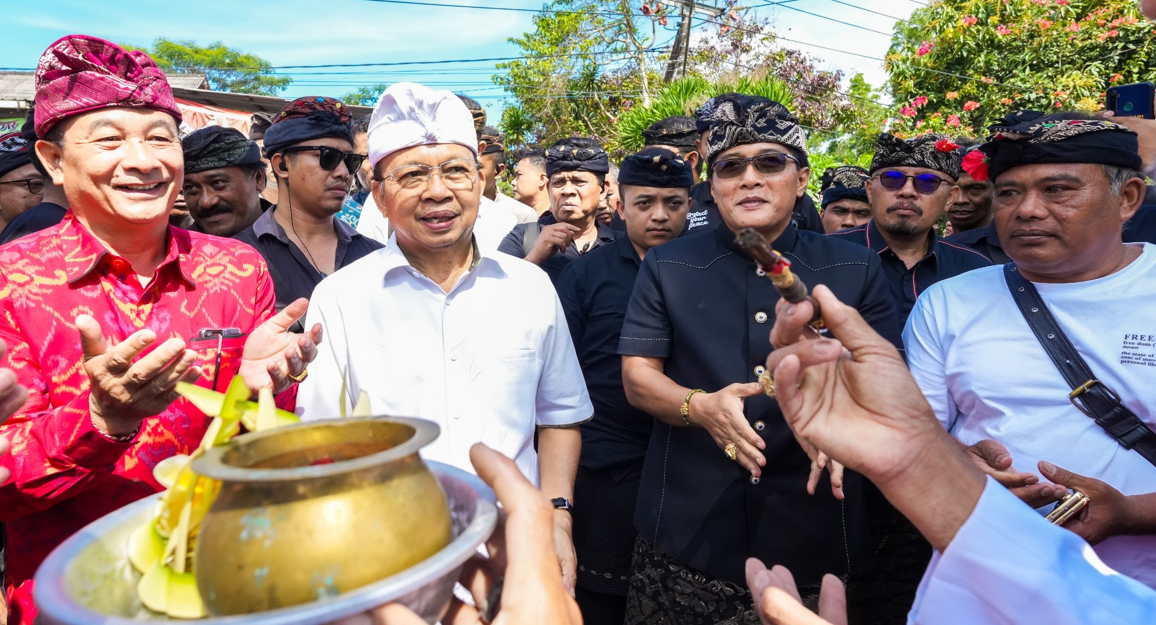Paslon Cagub dan cawagub Bali nomor 2 Koster-Giri mengusung warna Tridatu (Merah, putih dan hitam) saat kampanye terbuka di Karangasem, beberapa waktu lalu.