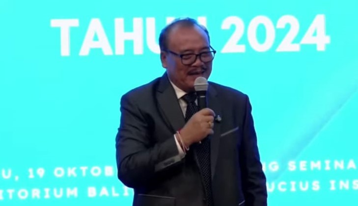 Calon Bupati Buleleng Nomor Urut 1, Nyoman Sugawa Korry saat presentasi dalam forum Uji Publik di Undiksha Singaraja.