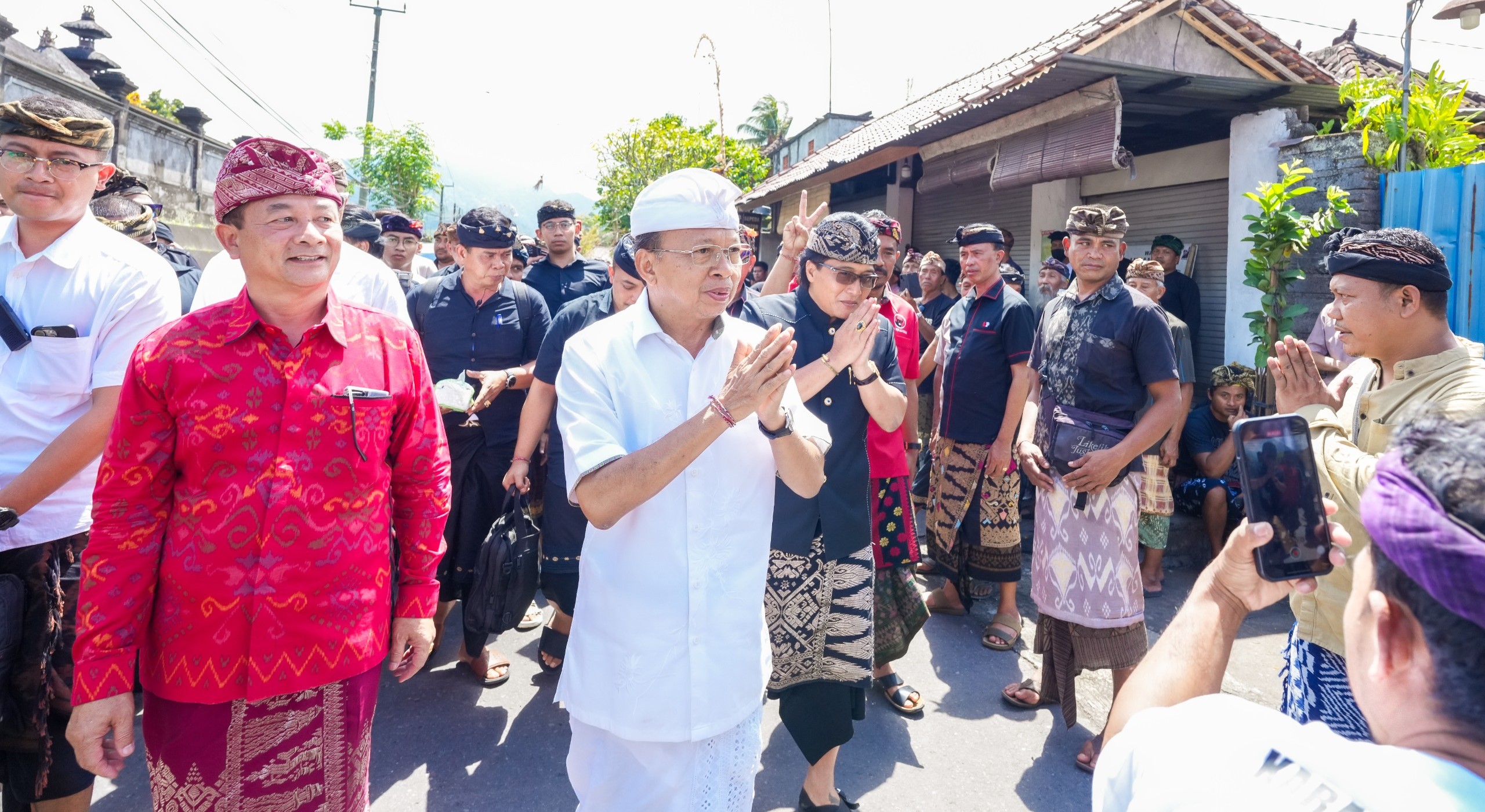 Paslon Gubernur dan Wakil Gubernur Bali nomor 2 Wayan Koster dan Nyoman Giri Prasta serta paslon Bupati Karangasem nomor 2 Gede Dana dan Nengah Swadi kampanye di Karangasem belum lama ini.