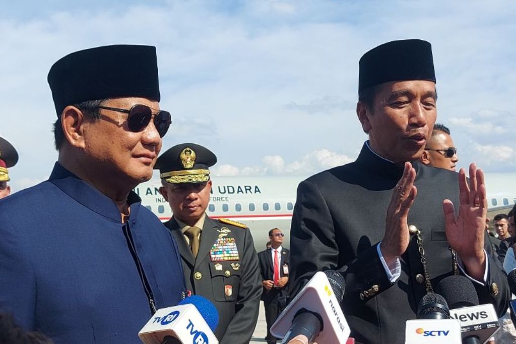 Presiden Ke-7 RI Joko Widodo didampingi Presiden Prabowo Subianto menyampaikan keterangan kepada wartawan di Lanut Halim Perdanakusuma, Jakarta, menjelang kepulangan ke Solo, Minggu (20/10)