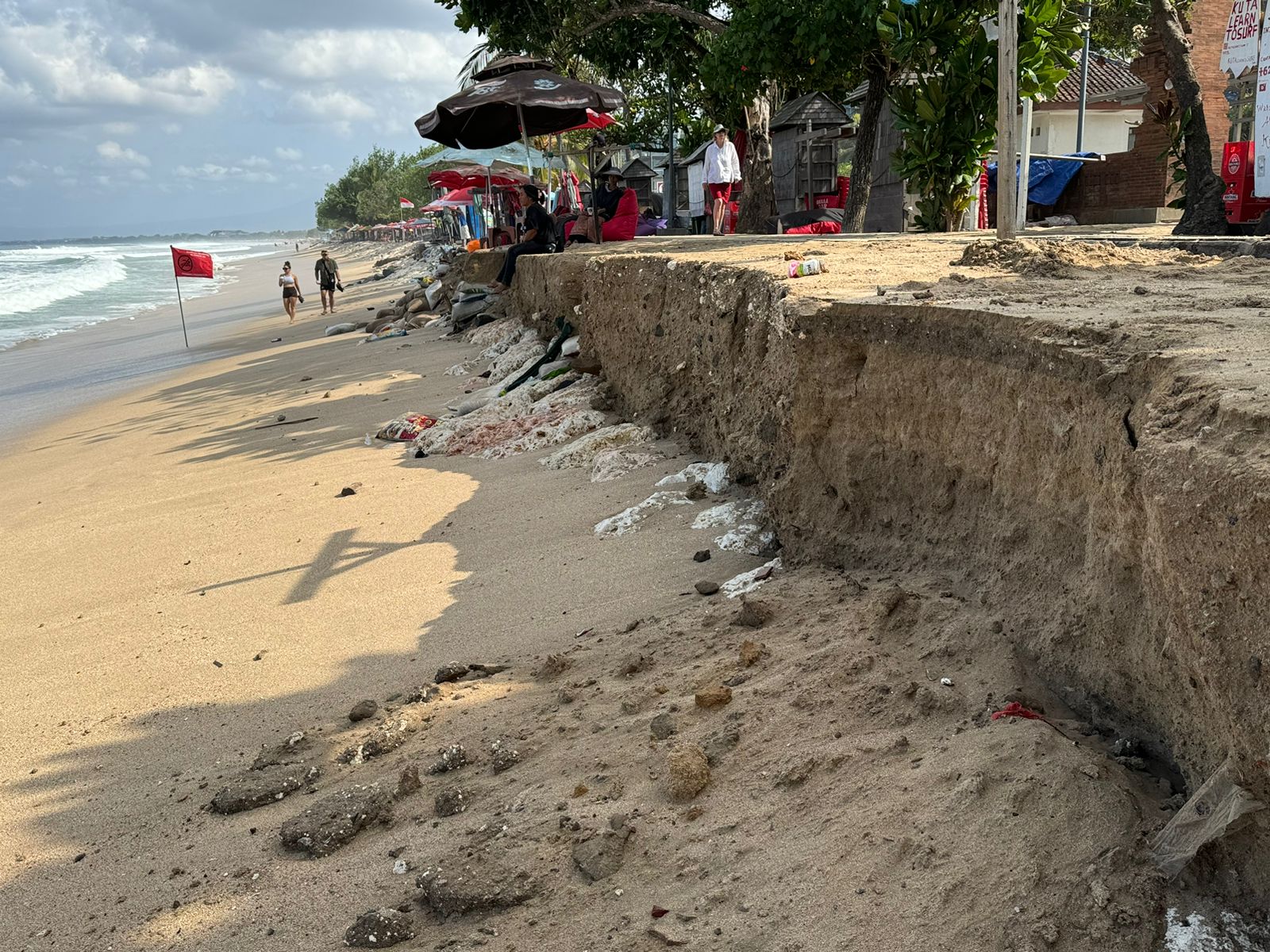 MEMPRiHATINKAN: Kondisi Pantai Kuta pasca diterjang ombak besar belum lama ini.