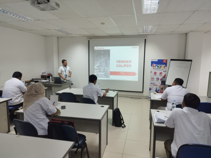 Suasana kegiatan Pelatihan Modul Dasar untuk para guru yang bersertifikasi guru level Bronze Sekolah Menengah Kejuruan (SMK).