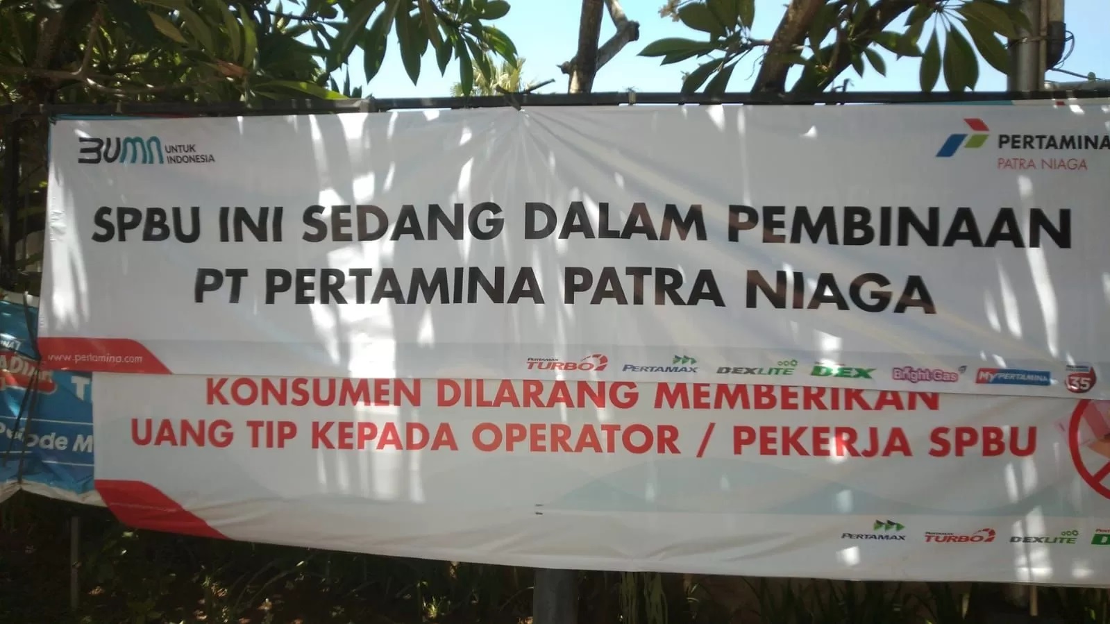DALAM INVESTIGASI: Salah satu SPBU di Denpasar yang ditutup sementara, gara-gara diduga menjadi sarang mafia BBM. (RadarBali.id)