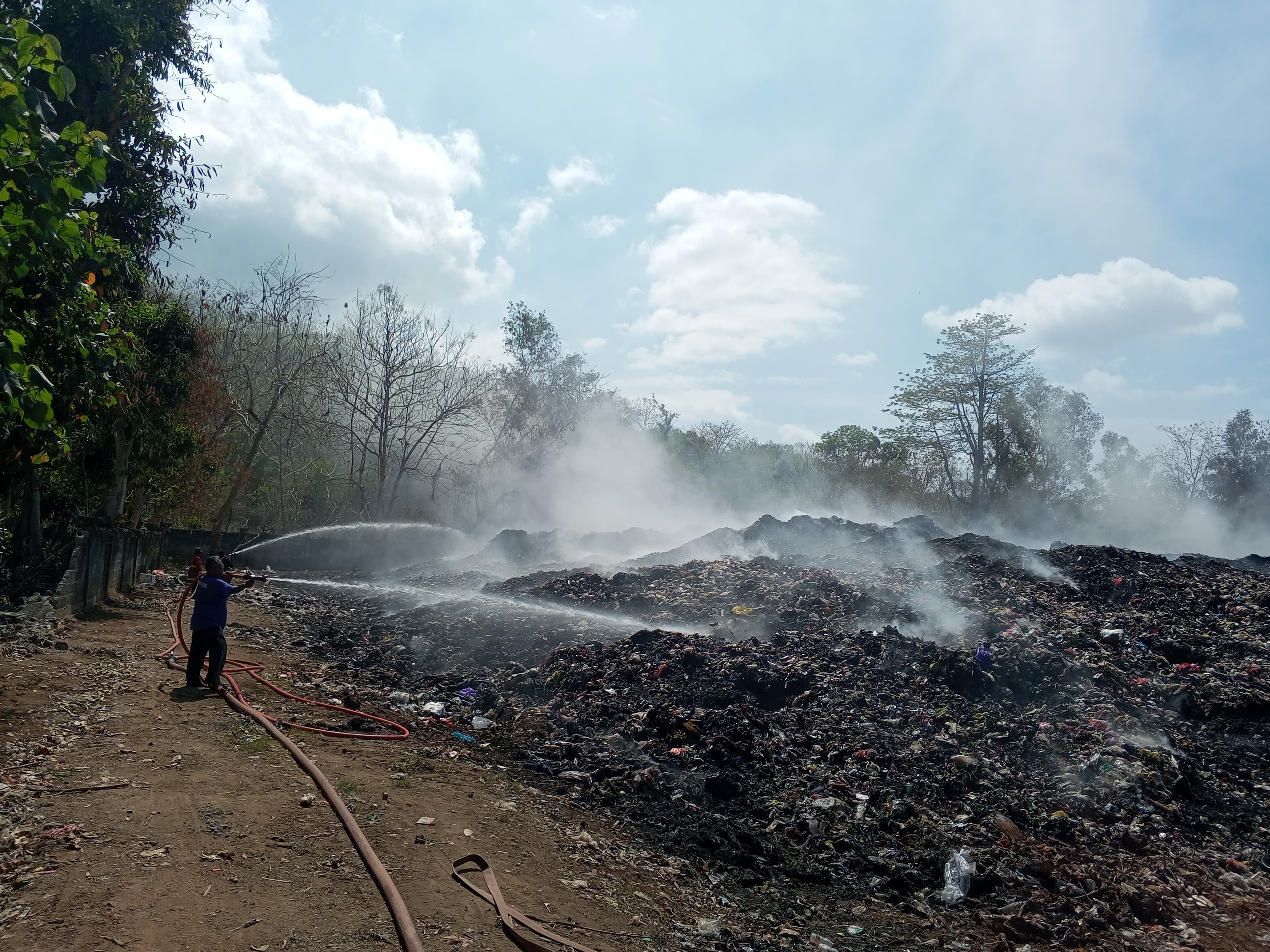 BELUM PADAM : Upaya pemadaman kebakaran sampah di TPA Biaung, Nusa Penida, terus dilakukan.