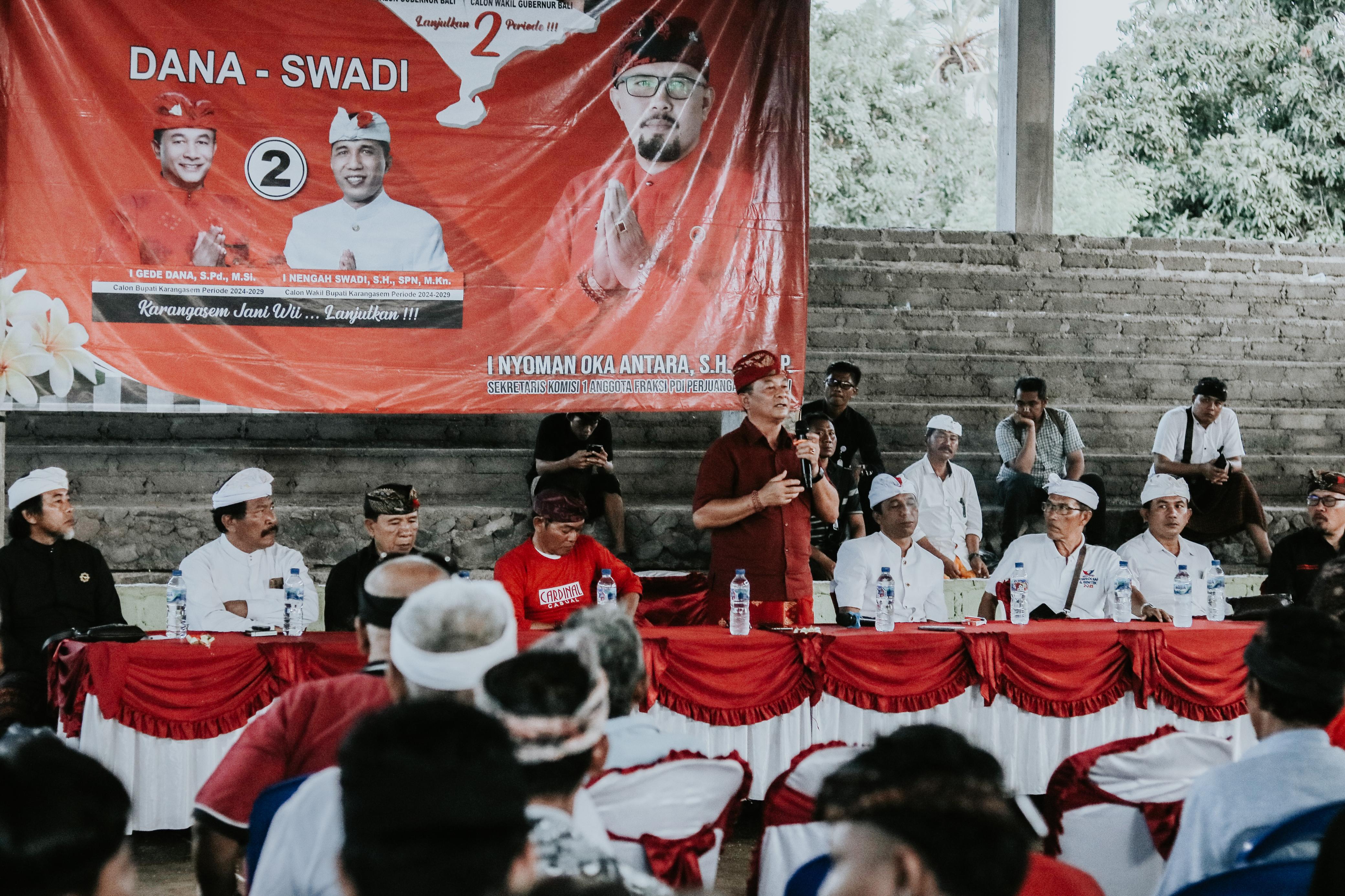 KAMPANYE : Paket Dana-Swadi saat melakukan kampanye di kecamatan Kubu.