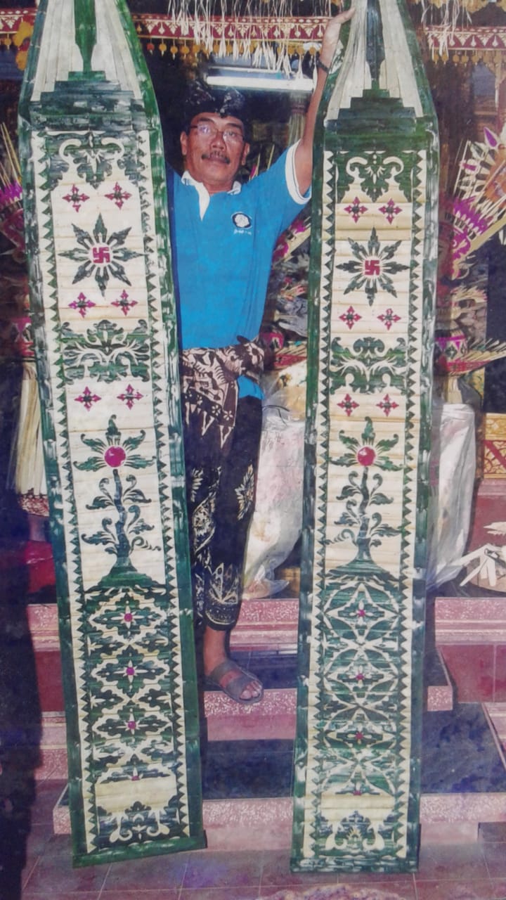 LAMAK: Wayan Sumatra menunjukkan dua lamak hasil karyanya yang memiliki makna penting menurut agama Hindu.