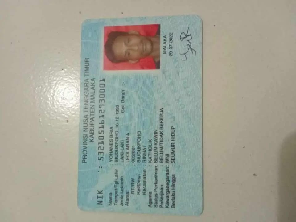 NYELONONG: KTP Yohanes Bria, pria asal NTT yang masuk tanpa izin ke kamar kos orang di Jalan Pakis Aji, Denpasar Timur, pada Sabtu (19/10).