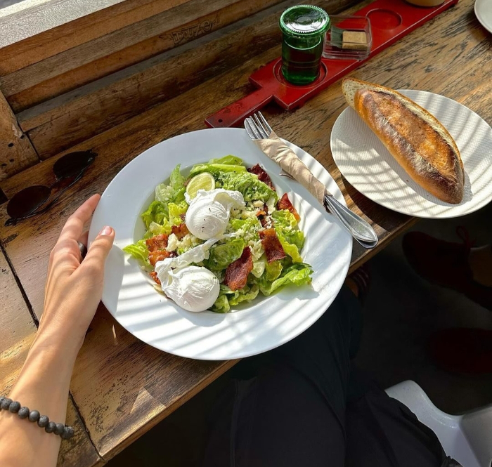 Telur, salah satu jenis makanan yang bisa mengikat serotonin dalam darah, sehingga menjadi salah satu mood booster yang aman untuk dikonsumsi.