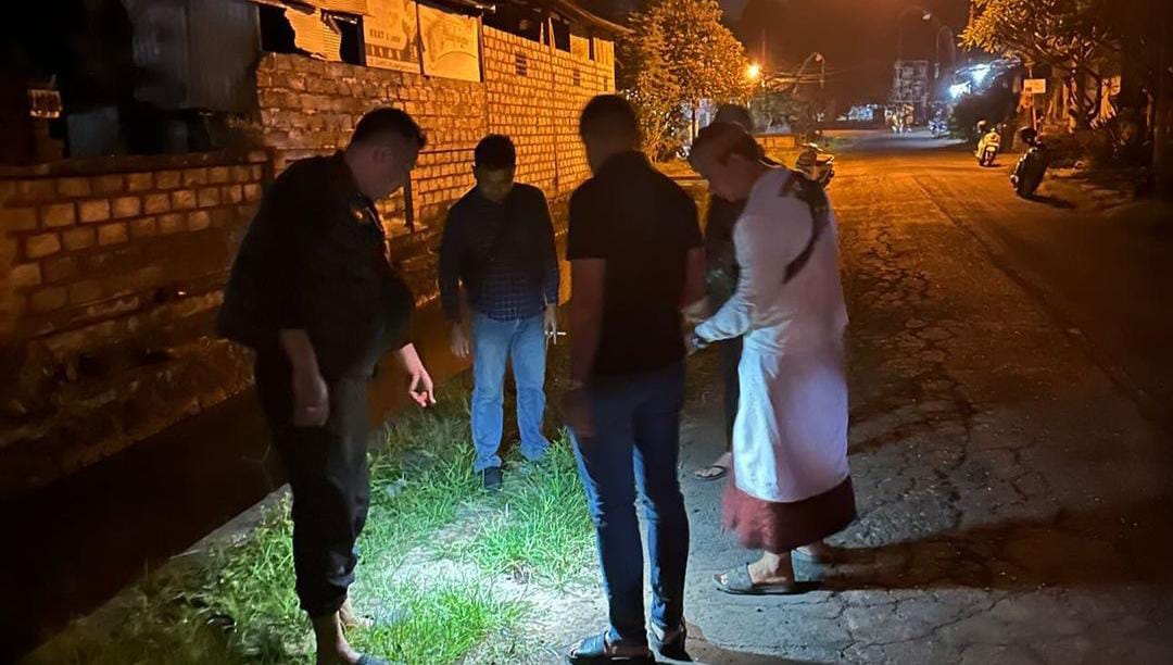 Polisi melakukan penyelidikan ke TKP yang diduga terjadinya pengeroyokan.