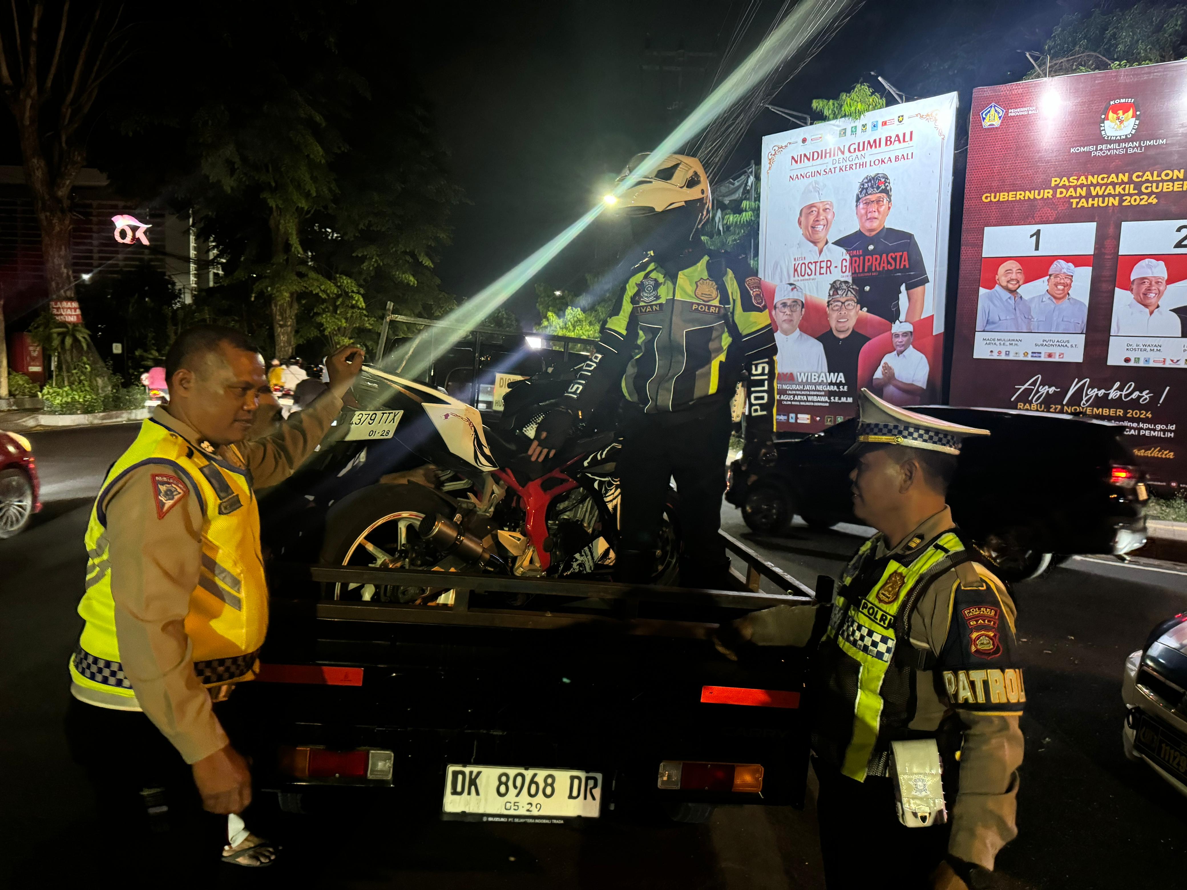 ANGKUT: Polisi amankan kendaraan yang diduga melanggar aturan lalu lintas saat konvoi di jalanan Denpasar. (Bali Express/Humas Polresta Denpasar)