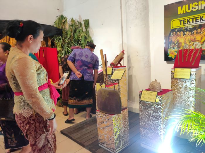 Pameran lontar musik tradisional Bali serta alat musik tradisional Bali di Museum Sunda Kecil, Singaraja.