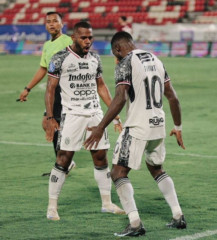 Yabes Roni (kiri) dan Privat Mbarga berselebrasi usai jebolnya gawang Persita Tangerang di pekan ke-8 Liga 1 2024/2025