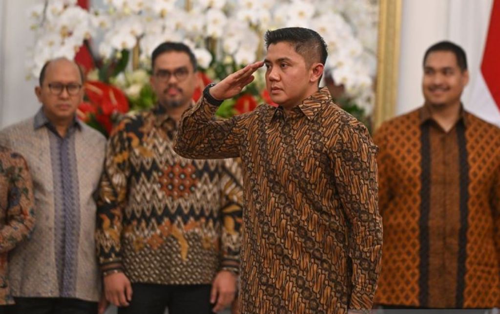 Mayor Teddy Indra Wijaya (kedua kanan) memberikan hormat kepada Presiden Prabowo Subianto saat pengumuman jajaran menteri Kabinet Merah Putih di Istana Merdeka, Jakarta, Minggu (20/10/2024).