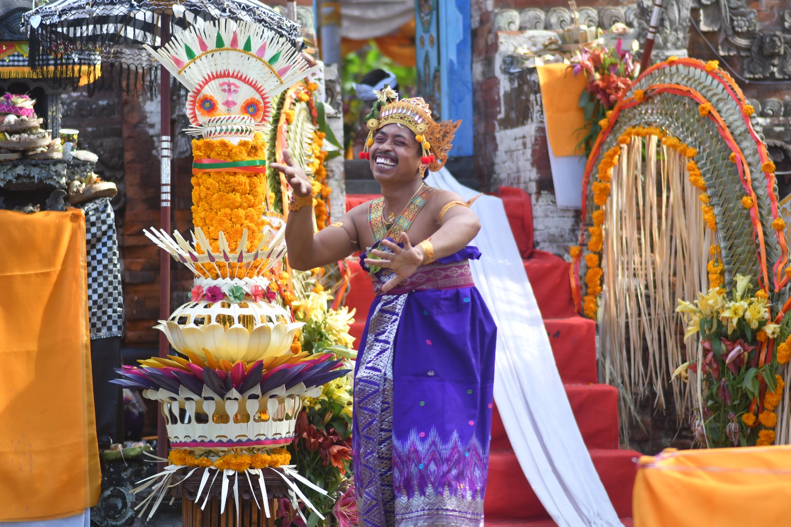Para penari Ngigel Desa di Desa Padangbulia, Kecamatan Sukasada, Buleleng