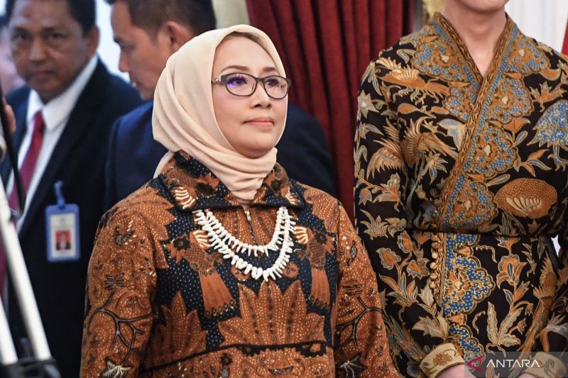 Arifatul Choiri Fauzi berjalan saat dipanggil Presiden Prabowo Subianto dalam pengumuman jajaran menteri Kabinet Merah Putih di Istana Merdeka, Jakarta, Minggu (20/10/2024).