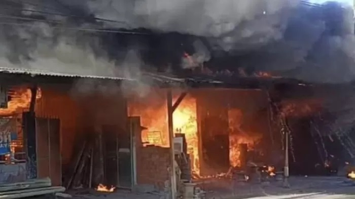 TERBAKAR HEBAT: Toko Bangunan Wangun Sari milik mantan Kepala Dinas Pendidikan Buleleng terbakar gara-gara dibakar adiknya sendiri. (RadarBuleleng.id)